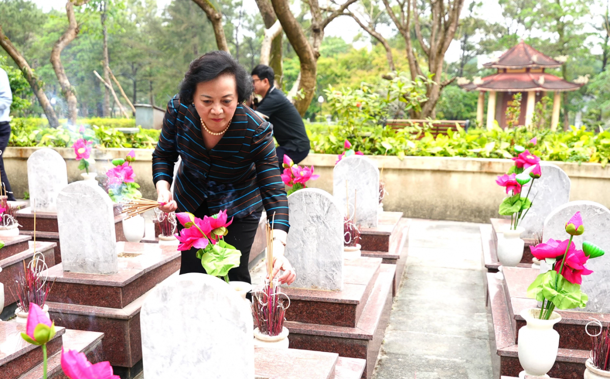 Phó Thủ tướng Chính phủ Phạm Thị Thanh Trà dâng hương tri ân các anh hùng liệt sĩ tại Quảng Trị