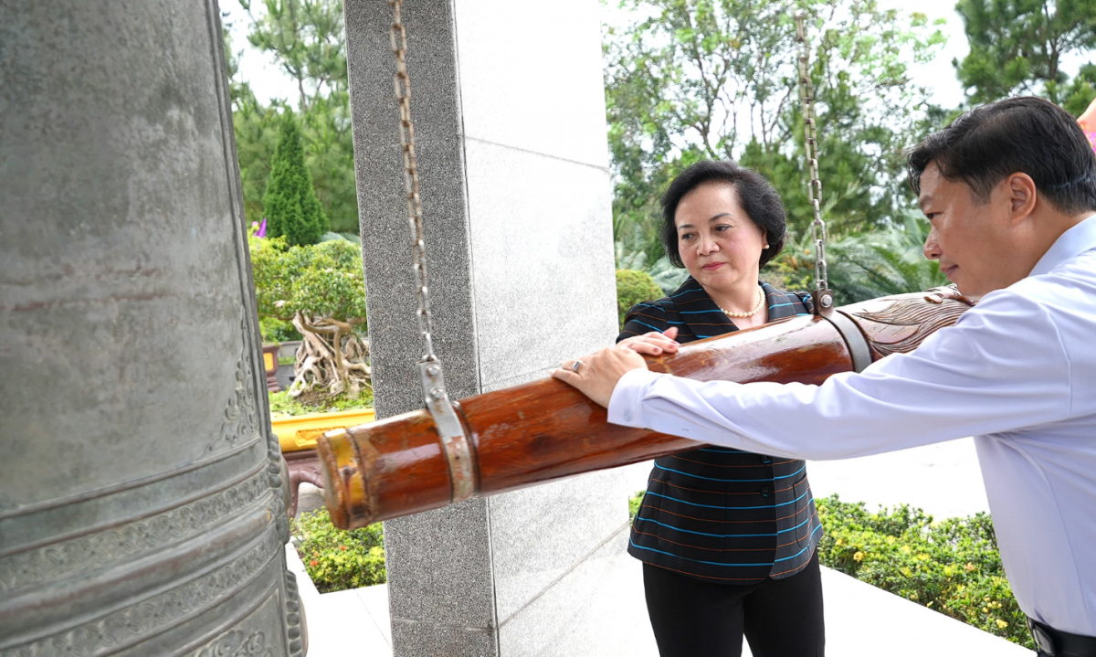 Phó Thủ tướng Chính phủ Phạm Thị Thanh Trà dâng hương tri ân các anh hùng liệt sĩ tại Quảng Trị