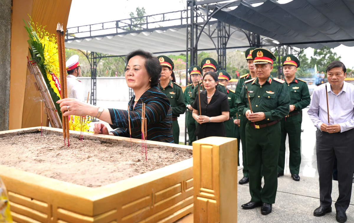 Phó Thủ tướng Chính phủ Phạm Thị Thanh Trà dâng hương tri ân các anh hùng liệt sĩ tại Quảng Trị
