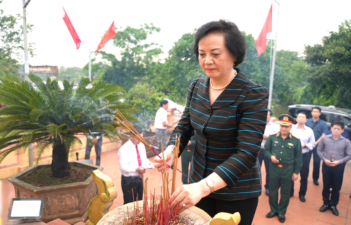 Phó Thủ tướng Chính phủ Phạm Thị Thanh Trà dâng hương tri ân các anh hùng liệt sĩ tại Quảng Trị