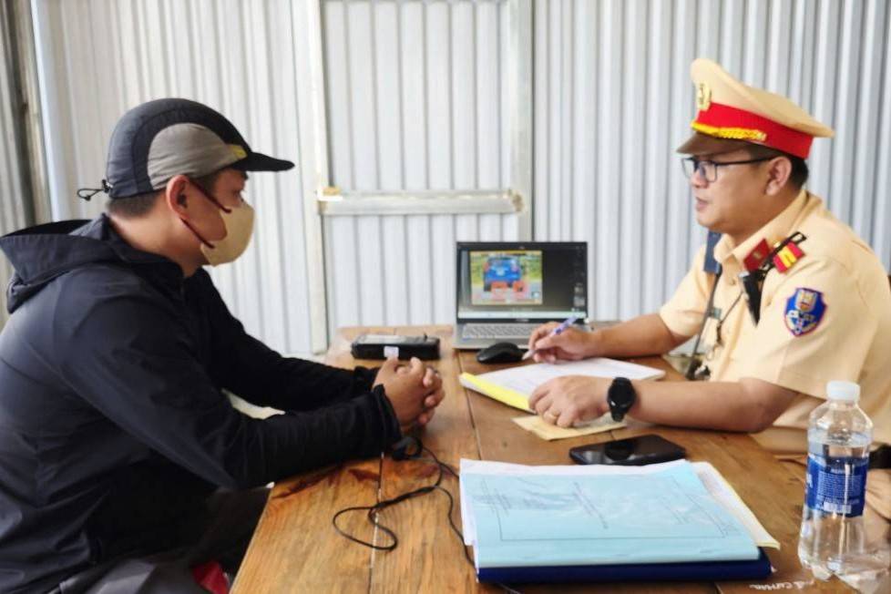 Xử lý nghiêm hành vi điều khiển xe chạy quá tốc độ trên Quốc lộ 26