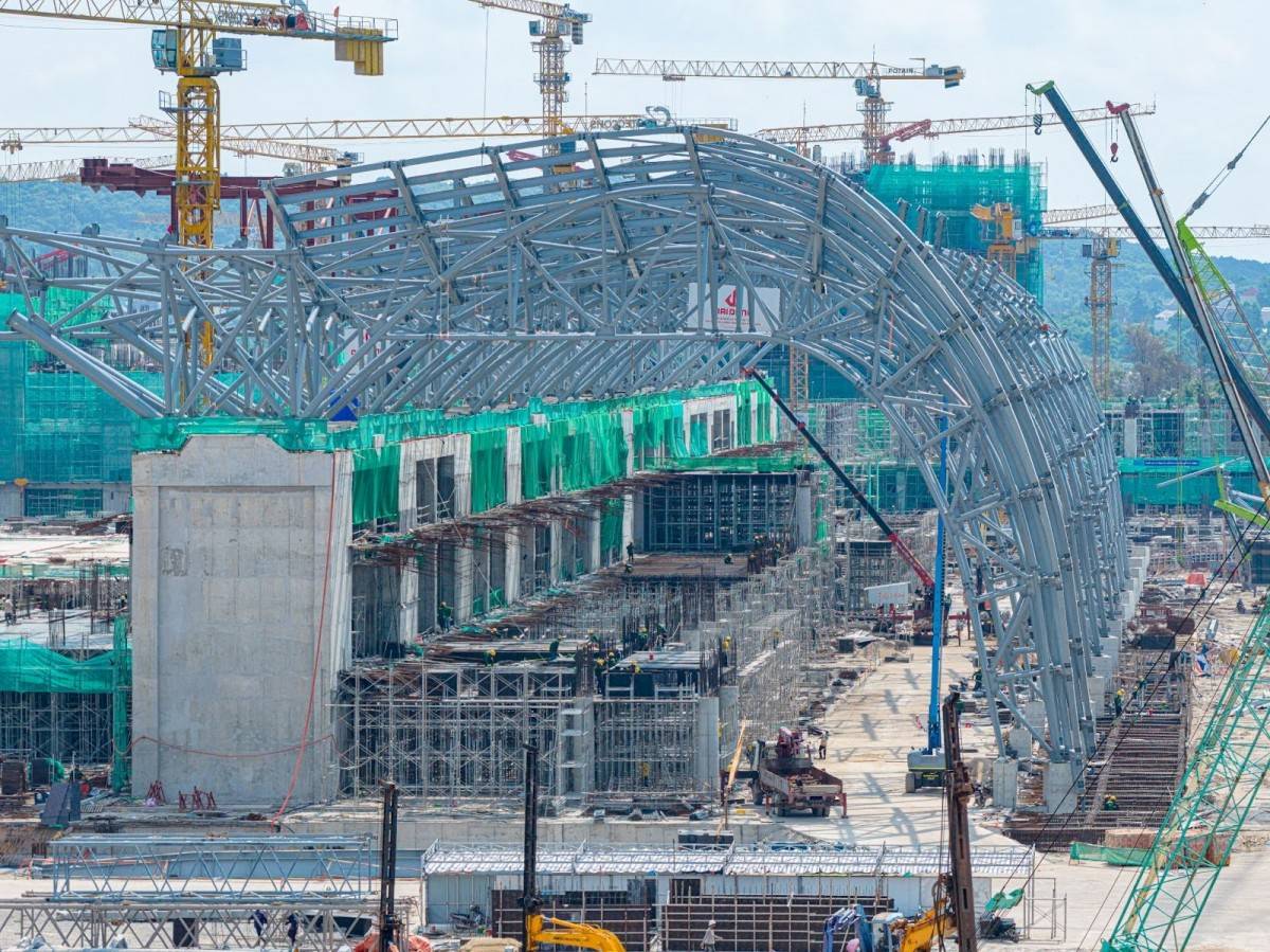 13/13 nhịp U trục mái đã được lắp đặt hoàn thiện cho thấy tốc độ đáng kinh ngạc.