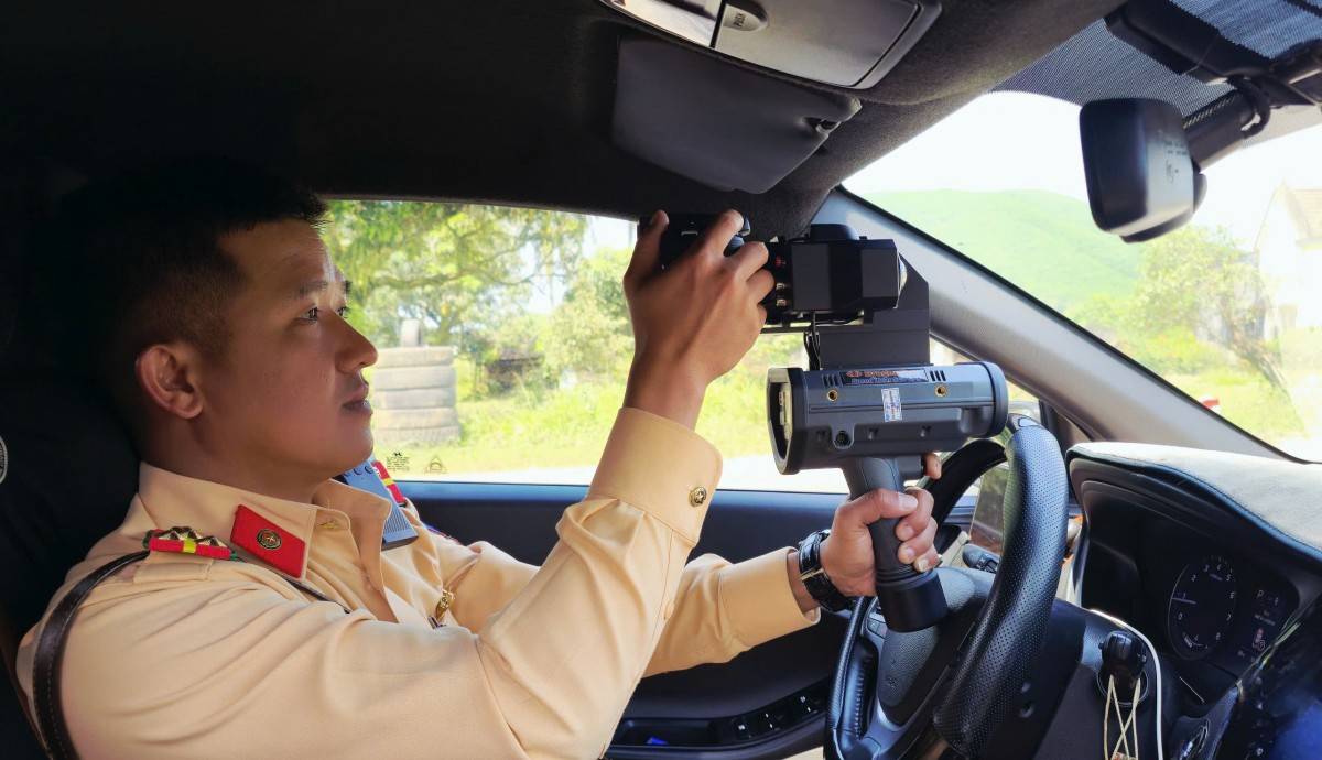 CSGT thường xuyên tuần tra, kiểm soát, xử lý các vi phạm về giao thông nhằm bảo đảm TTATGT trên Quốc lộ 26.  