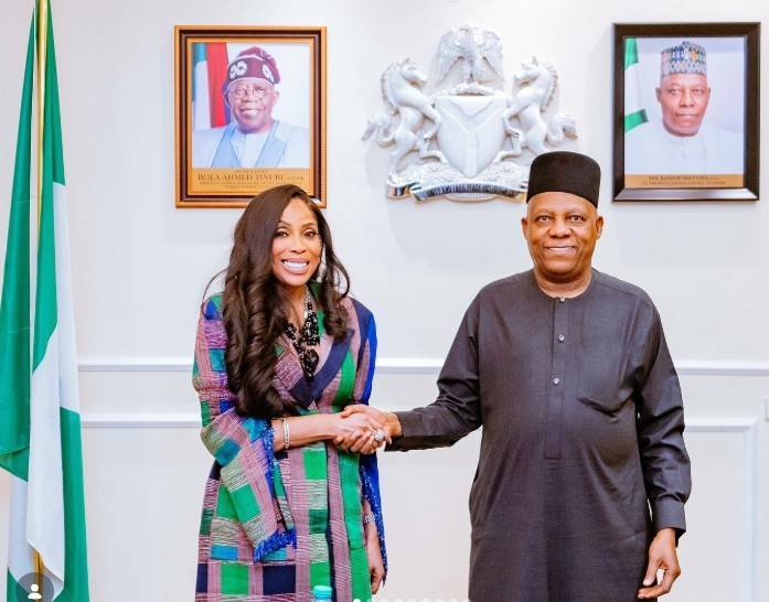 Bà Mo Abudu chụp ảnh cùng Phó Tổng thống Nigeria Kashim Shettima tại Phủ Tổng thống sau cuộc gặp nhằm vận động sự ủng hộ cho chiến lược phát triển hệ sinh thái điện ảnh châu Phi.