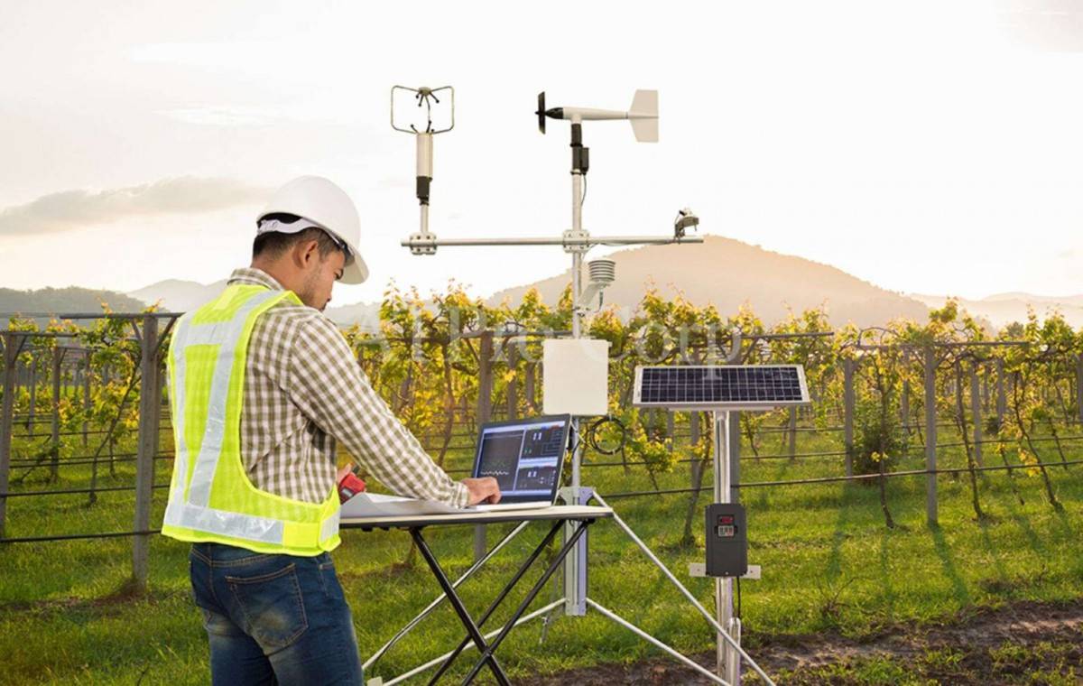 Quan trắc online còn gọi là quan trắc môi trường tự động. Nghĩa là thực hiện quan trắc, theo dõi, kiểm tra các thông số của môi trường như; nước thải, khí thải, đất… tự động. Các dữ liệu quan trắc được thu thập, ghi lại và truyền đi liên tục và hoàn toàn tự động.