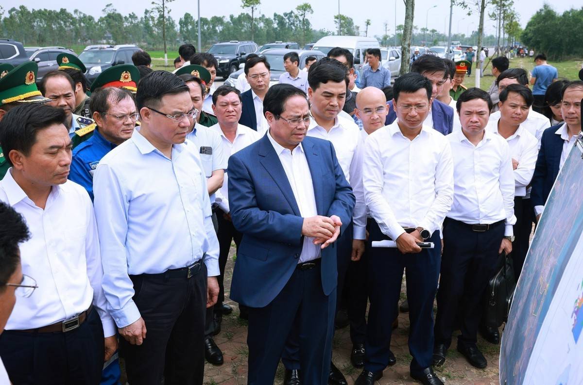 Thủ tướng khảo thi sát dự án kho dự trữ xăng dầu thuộc Khu Kinh tế Nghi Sơn (Ảnh: TTXVN).