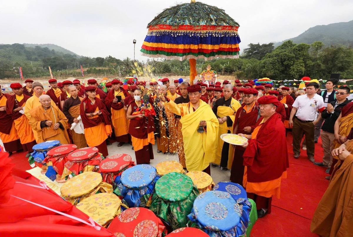 Đức Gyalwang Drukpa thỉnh chuông cầu nguyện hòa bình, khai đàn Pháp hội Đại Bi Quan Âm 2026