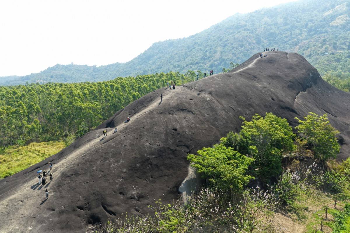 Núi Đá Voi Mẹ mang một nét đẹp nguyên sơ gắn liền vẻ đẹp hùng vĩ của thiên nhiên đại ngàn. 