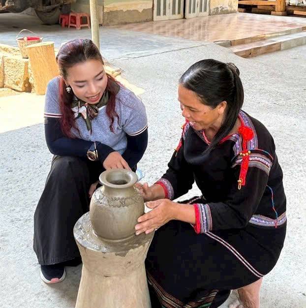 Du khách được xem và trải nghiệm Làm gốm đen thủ công của người M'Nông, Đăk Lăk. 