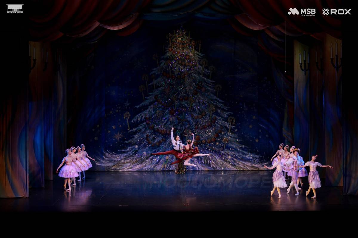 Một cảnh trong vở diễn Kẹp hạt dẻ trên sân khấu Nhà hát Hồ Gươm. Ảnh: BTC