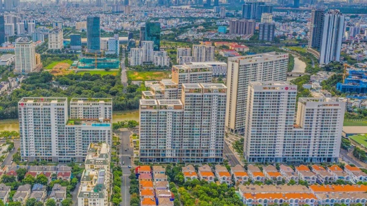 Đòn bẩy tài chính xoay chiều tại chủ sở hữu khu đô thị Phú Mỹ Hưng: Tái cơ cấu hay “bình mới rượu cũ”?