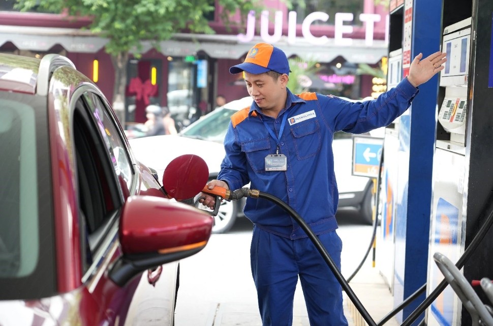 Chuỗi cửa hàng Petrolimex kỳ vọng thu kỷ lục hơn 12 tỷ USD từ bán xăng dầu năm nay, phát hơn 1.500 tỷ đồng cổ tức cho cổ đông