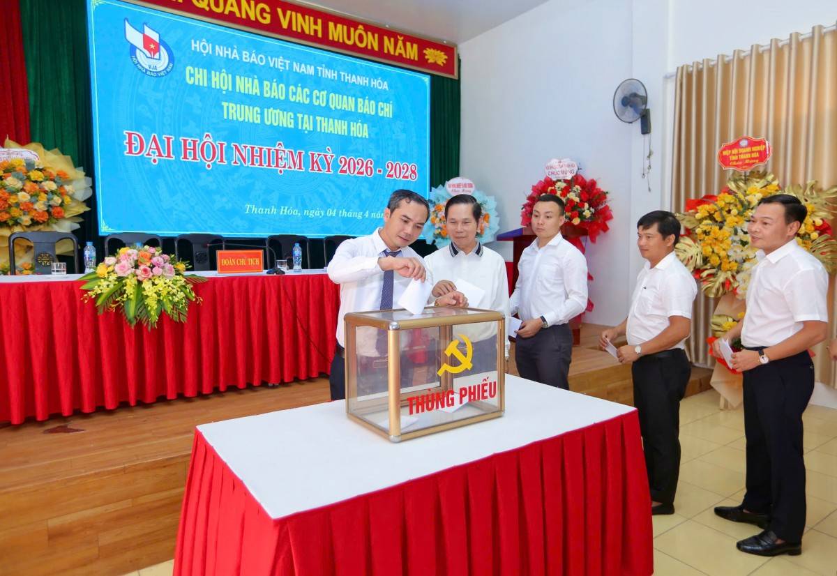 Các đại biểu bỏ phiếu