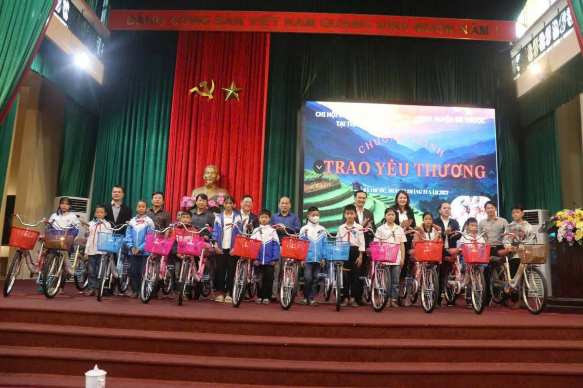 Chi hội Báo chí Trung ương đã tặng 25 xe đạp cho 25 em học sinh có hoàn cảnh khó khăn