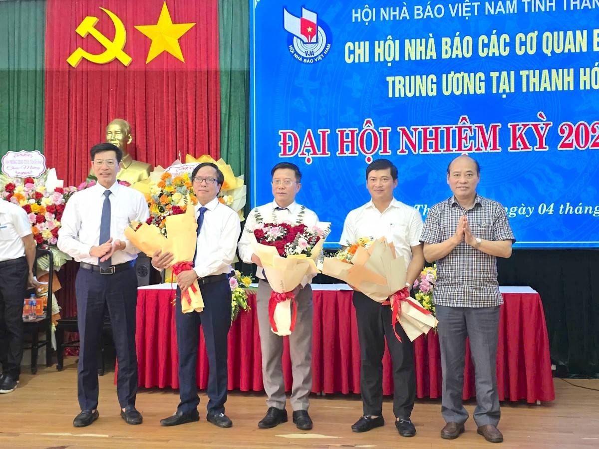 Lãnh đạo Hội Nhà báo Thanh Hóa tặng hoa chúc mừng các đại biểu trúng cử.