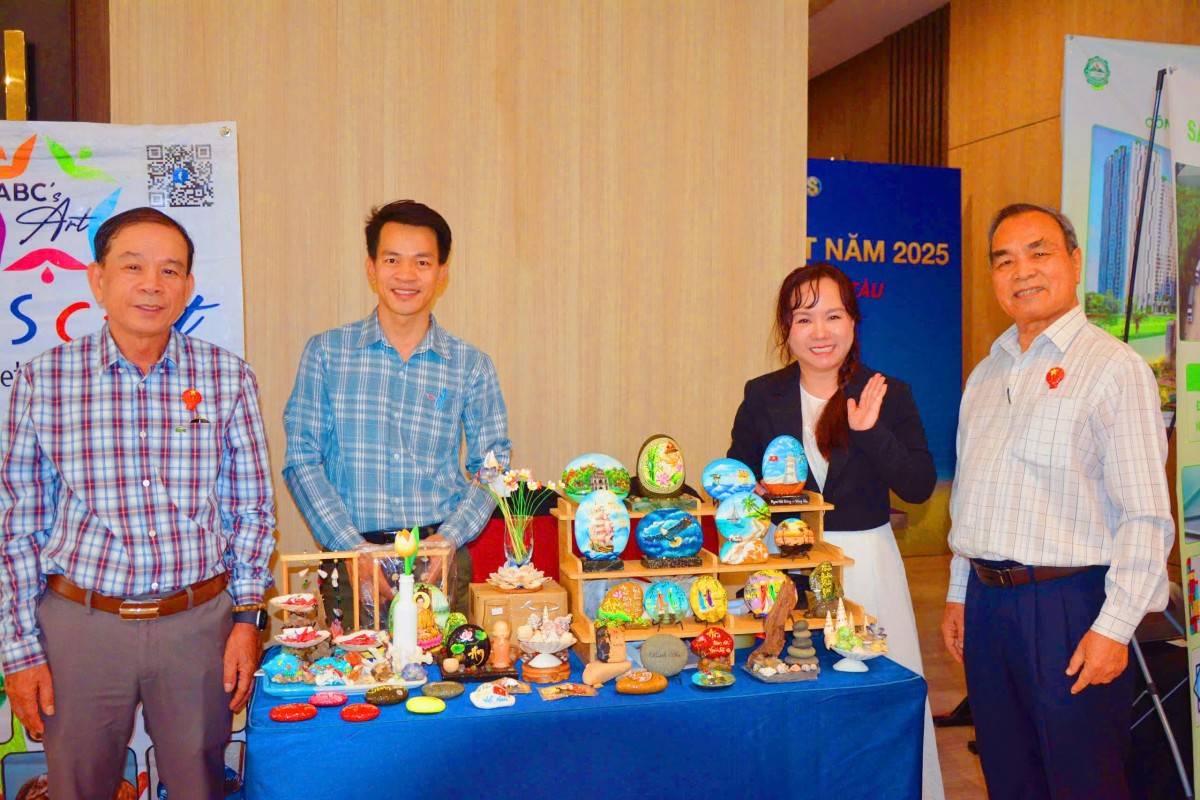 Khách mời và doanh nghiệp tham quan một số gian hàng trưng bày tại sự kiên