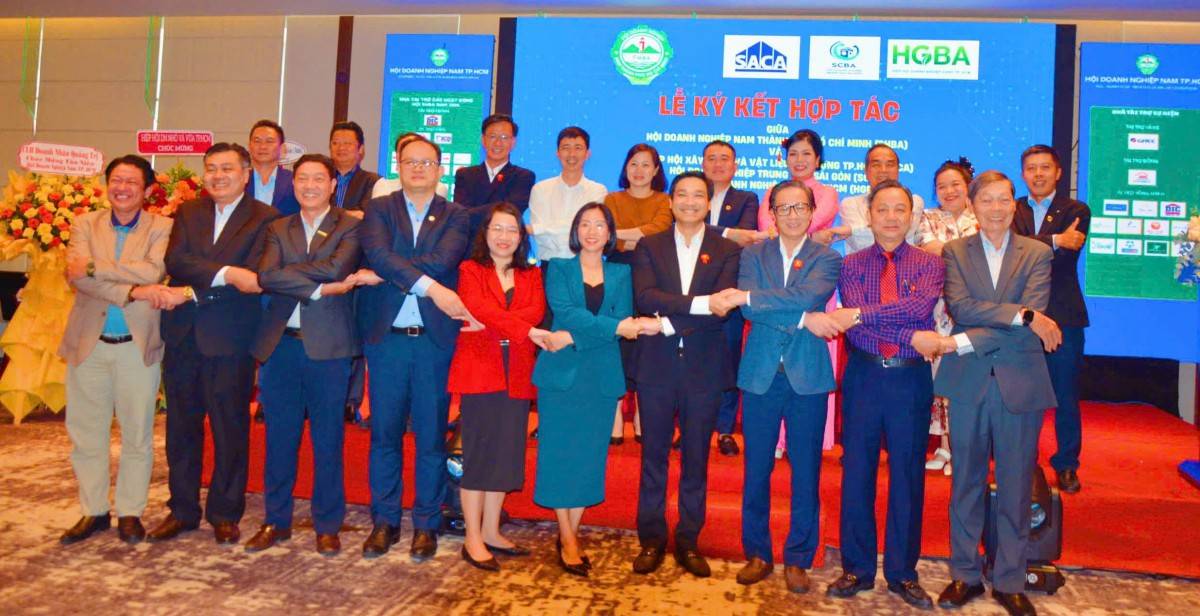 Những cái bắt tay hợp tác không chỉ mang ý nghĩa hình thức mà còn mở ra cơ hội xây dựng mạng lưới giao thương liên kết chặt chẽ, 