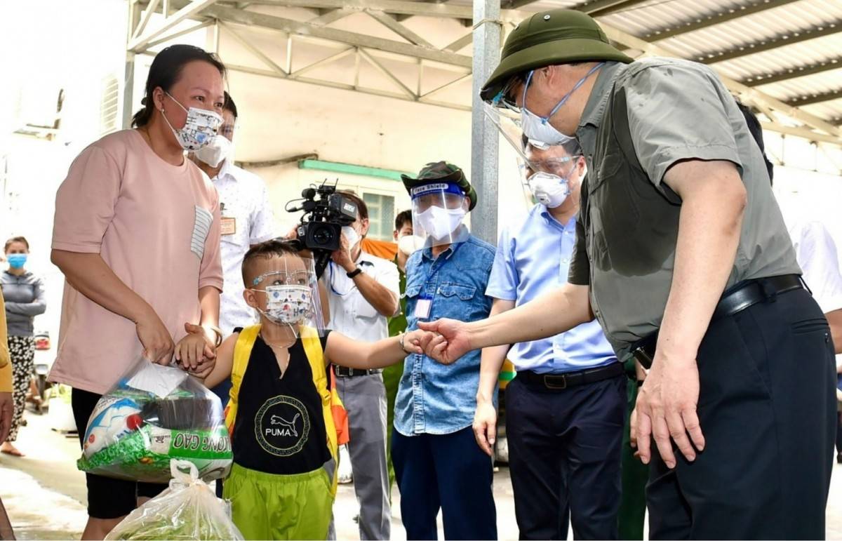 Giữa những ngày chống dịch cam go nhất ở phía Nam năm 2021, Thủ tướng Phạm Minh Chính trực tiếp xuống cơ sở kiểm tra, chỉ đạo; hình ảnh áo sơ mi ướt đẫm mồ hôi của ông trở thành một dấu ấn mạnh về tinh thần bám việc, bám dân trong thời khắc thử thách.