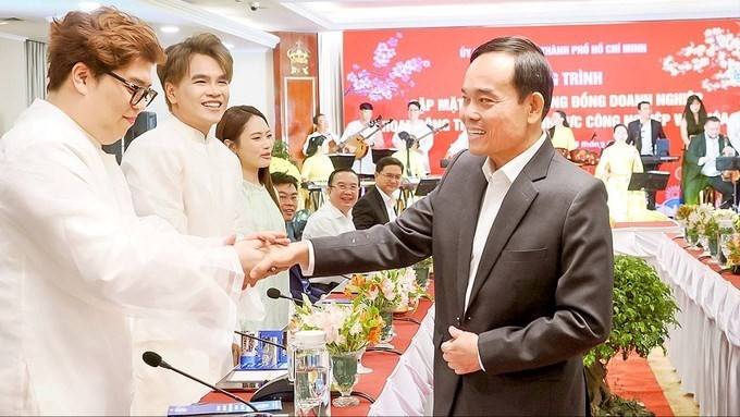 Bí thư Thành ủy TPHCM Trần Lưu Quang với nhóm sản xuất âm nhạc DTAP tại cuộc gặp mặt, ngày 5/2. (Ảnh: SGGP)