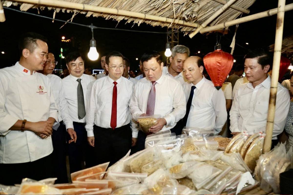 Ông Nguyên Khắc Thận, Nguyên Bí thư Tỉnh Thái Bình thăm quan gian hàng OCOP trong ngày khai trương.jpg