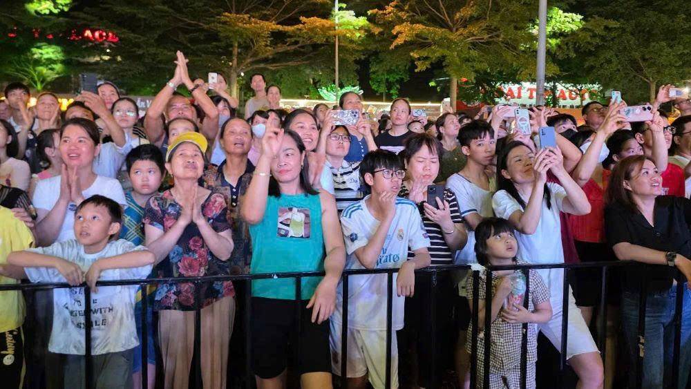 Phố đi bộ Đienh Tiên Hoàn  (Công viên Kỳ Bá) ngày khai trương.jpg