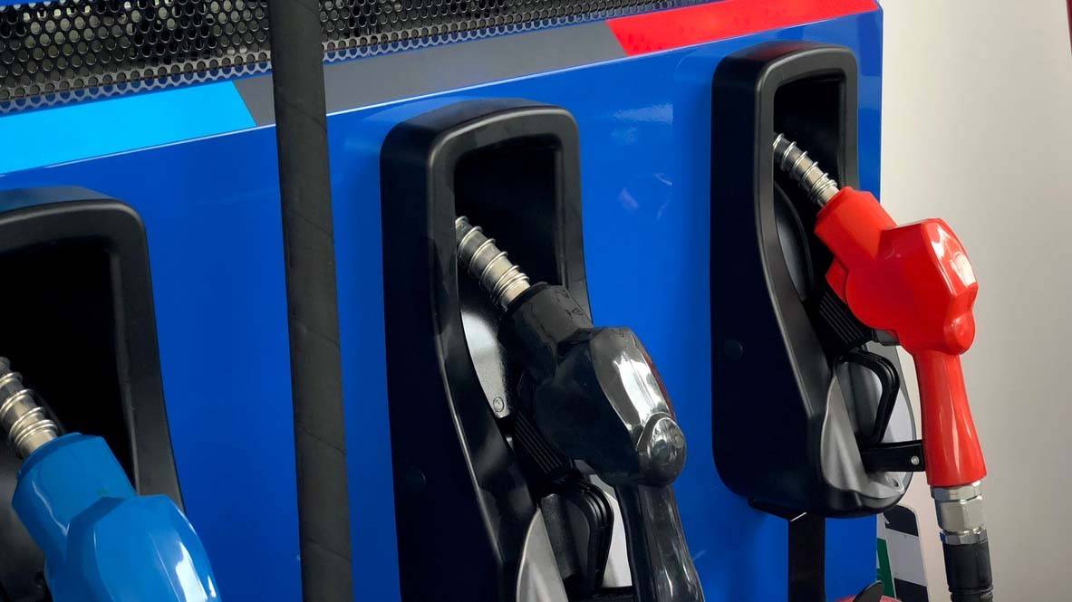 Qua rà soát dữ liệu hóa đơn điện tử, Cục Thuế ghi nhận một số dấu hiệu bất thường tại doanh nghiệp kinh doanh xăng dầu, nhất là quanh các thời điểm điều chỉnh giá bán lẻ (Ảnh minh hoạ).