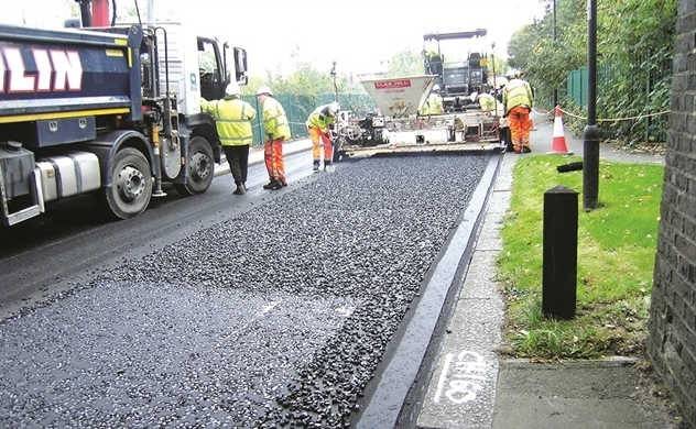 Theo Bộ Xây dựng, đến ngày 31/3, nhiều vật liệu xây dựng đã tăng giá, trong đó nhựa đường tăng gần 32%, cát, đá, gạch xây tăng 13,5% đến 23,3% (Ảnh minh hoạ).