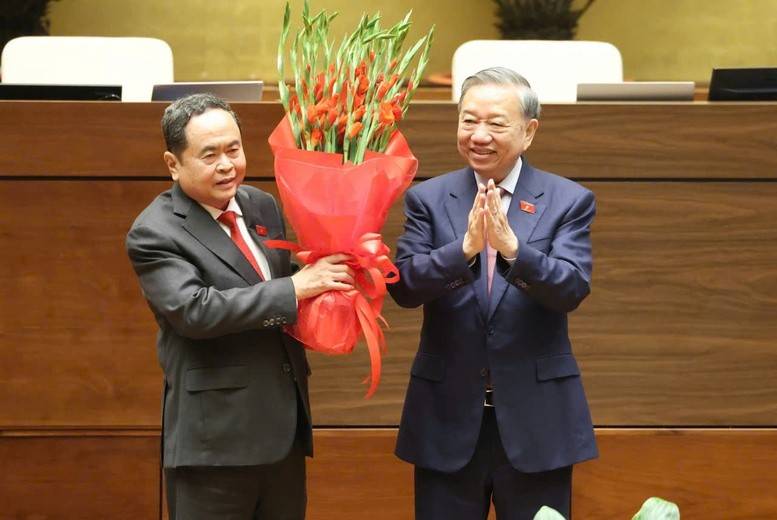 Tổng Bí thư Tô Lâm tặng hoa chúc mừng đồng chí Trần Thanh Mẫn tái đắc cử chức vụ Chủ tịch Quốc hội khóa XVI, nhiệm kỳ 2026-2031 (Ảnh: VGP).