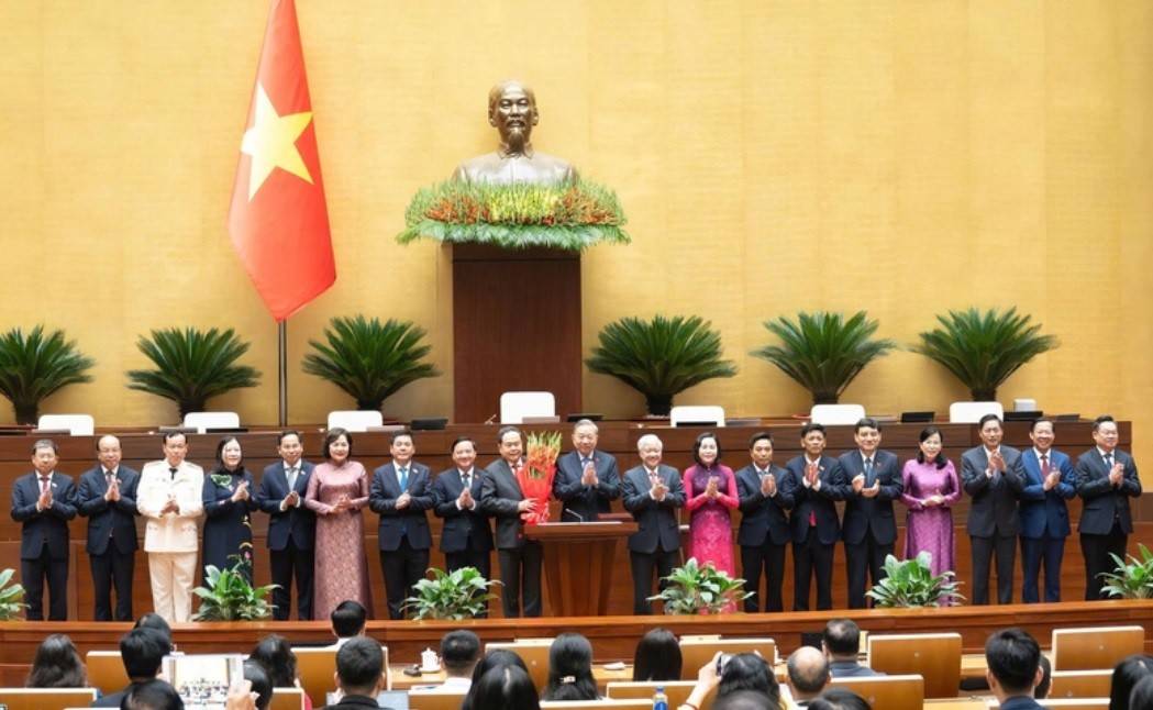 Tổng Bí thư Tô Lâm thay mặt các đại biểu Quốc hội khóa XVI tặng hoa chúc mừng Chủ tịch Quốc hội Trần Thanh Mẫn, các Phó Chủ tịch Quốc hội và Ủy viên Ủy ban Thường vụ Quốc hội (Ảnh: VGP).