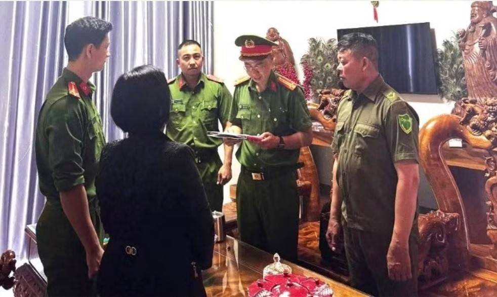 Cơ quan Cảnh sát điều tra (Phòng Cảnh sát kinh tế), Công an tỉnh Đắk Lắk thi hành Quyết định khởi tố vụ án, khởi tố bị can đối với bà M.T.H. (Ảnh: Công an tỉnh Đắk Lắk)