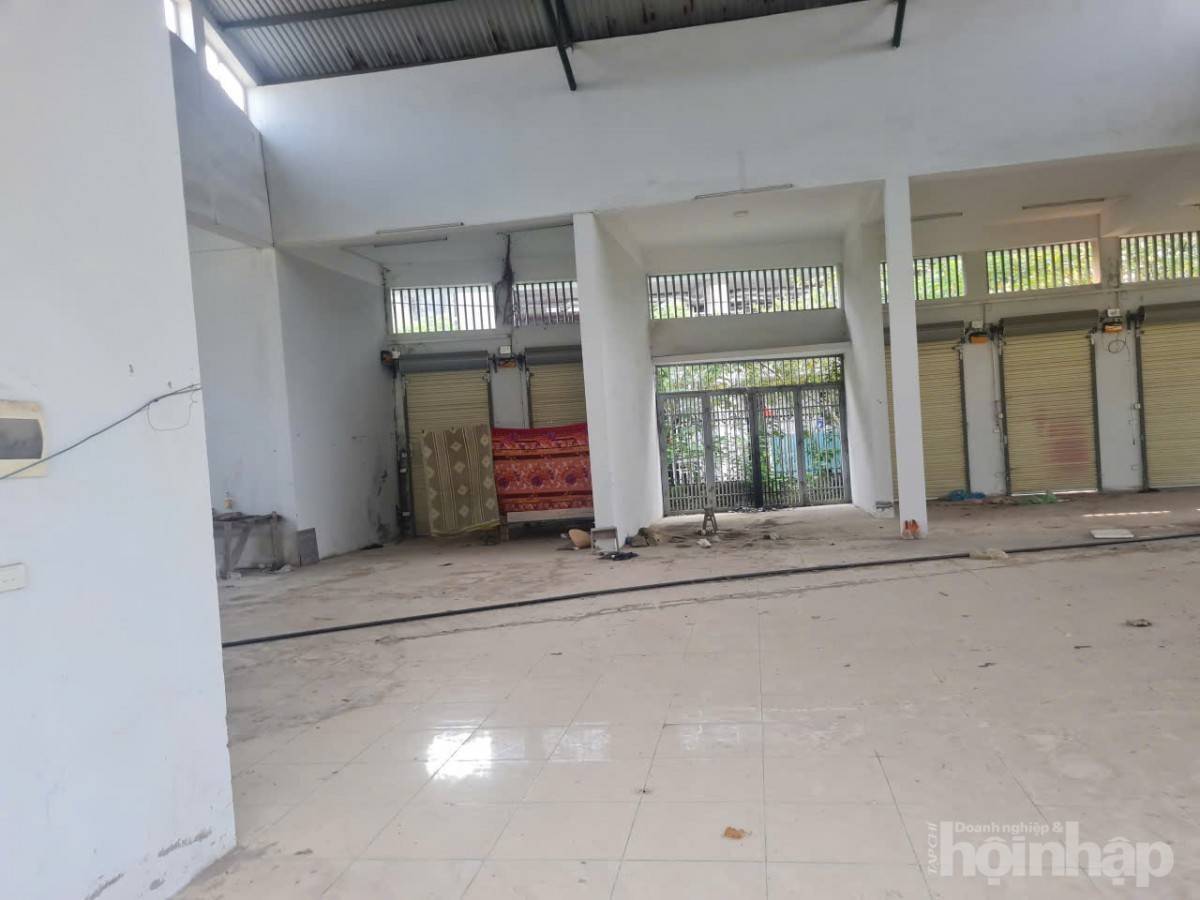 Sự đối nghịch dễ thấy là trong khi chợ được đầu tư bài bản còn chậm phát huy công năng, người dân vẫn duy trì thói quen mua bán tại chợ họp theo phiên hoặc các điểm giao thương tự phát.