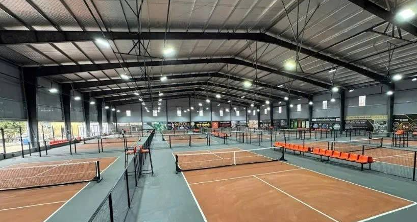 Cụn sân Diamond Arena.jpg