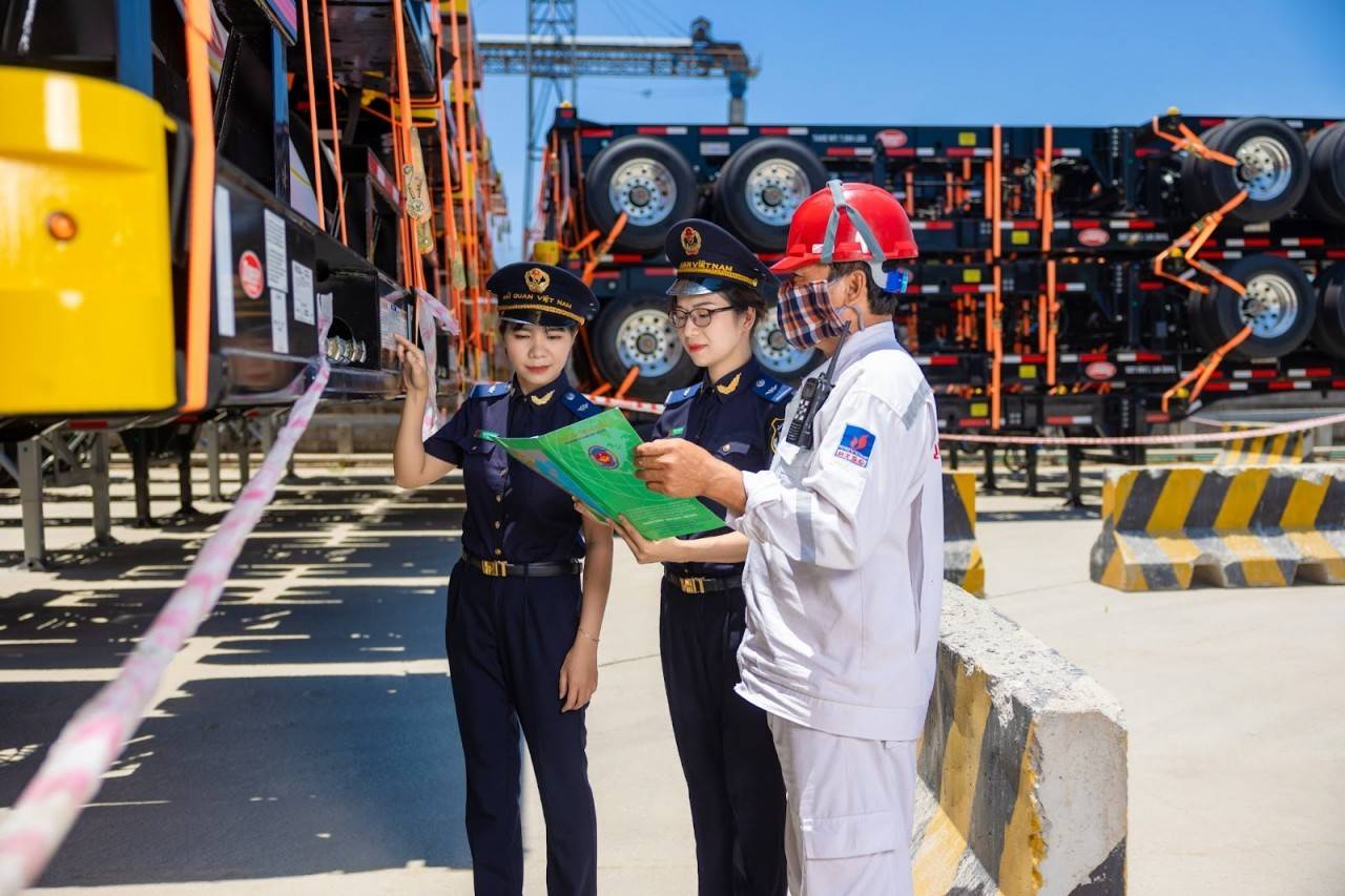 Đề xuất “nới” kiểm tra xe nhập khẩu: Cho phép miễn tạm thời để giảm ùn ứ tại cảng