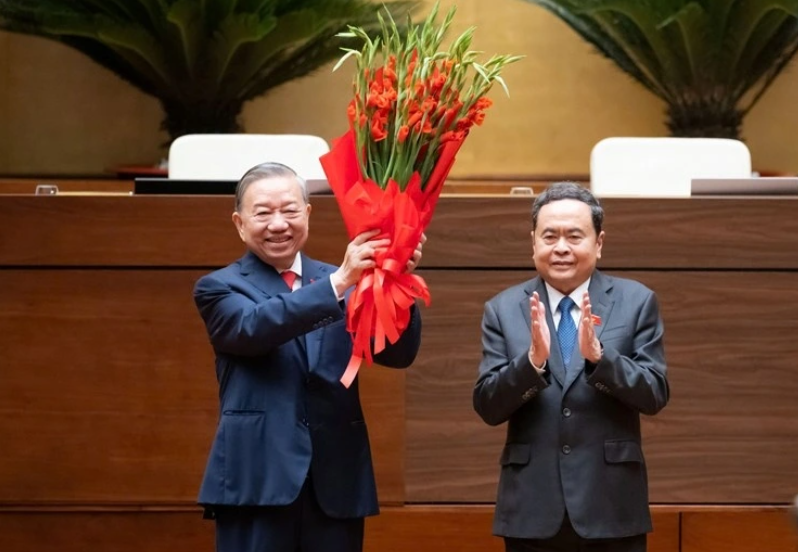 Chủ tịch Quốc hội Trần Thanh Mẫn tặng hoa chúc mừng Tổng Bí thư Tô Lâm được Quốc hội bầu giữ chức Chủ tịch nước, tại Kỳ họp thứ Nhất, Quốc hội khóa XVI