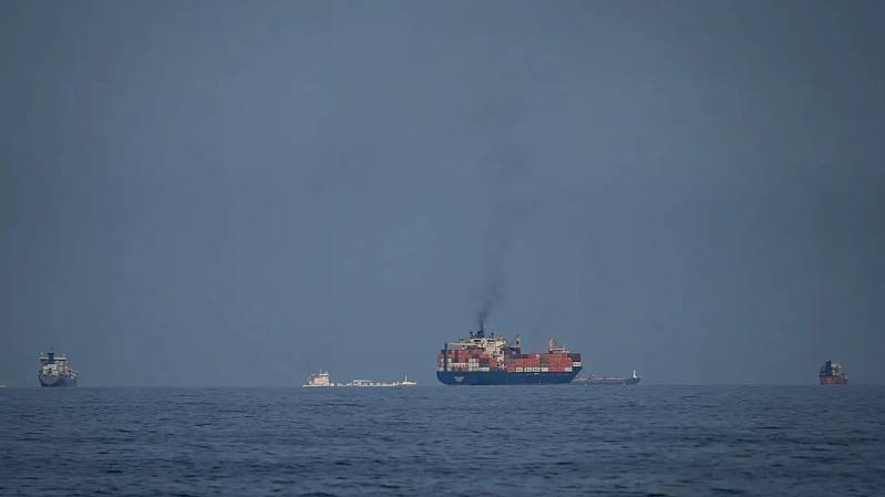 Tàu hàng Malaysia được đi qua eo biển Hormuz sau một thời gian mắc kẹt