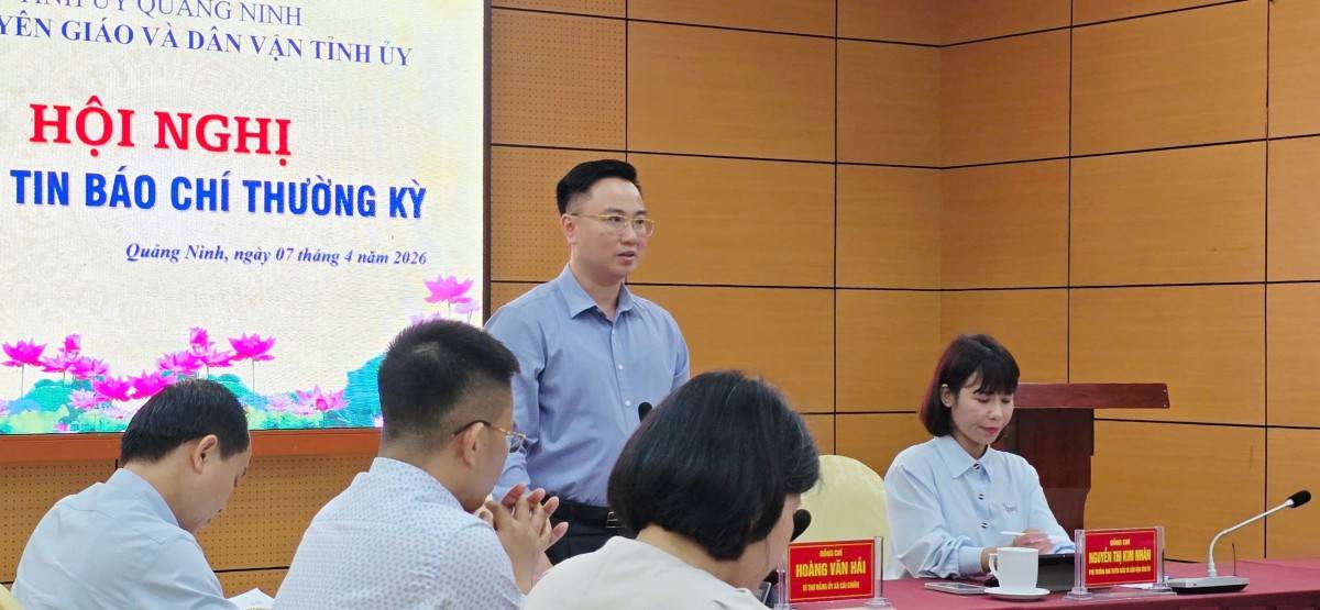 Bí thư Đảng ùy xã Cái Chiên đồng chí Hoàng Văn Hải trả lời phỏng vấn của PV tại  hội nghị thông tin  báo chí