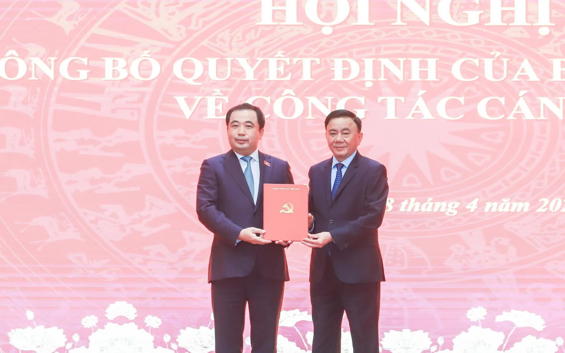 Ủy viên Bộ Chính trị, Thường trực Ban Bí thư Trần Cẩm Tú trao quyết định cho tân Bí thư Thành ủy Hà Nội Trần Đức Thắng.