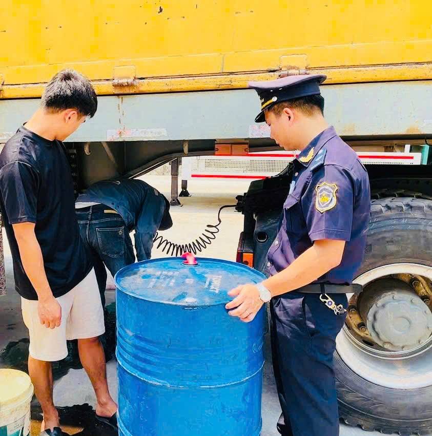 Hải quan siết kiểm soát biên giới, ngăn chặn buôn lậu xăng dầu và hàng cấm