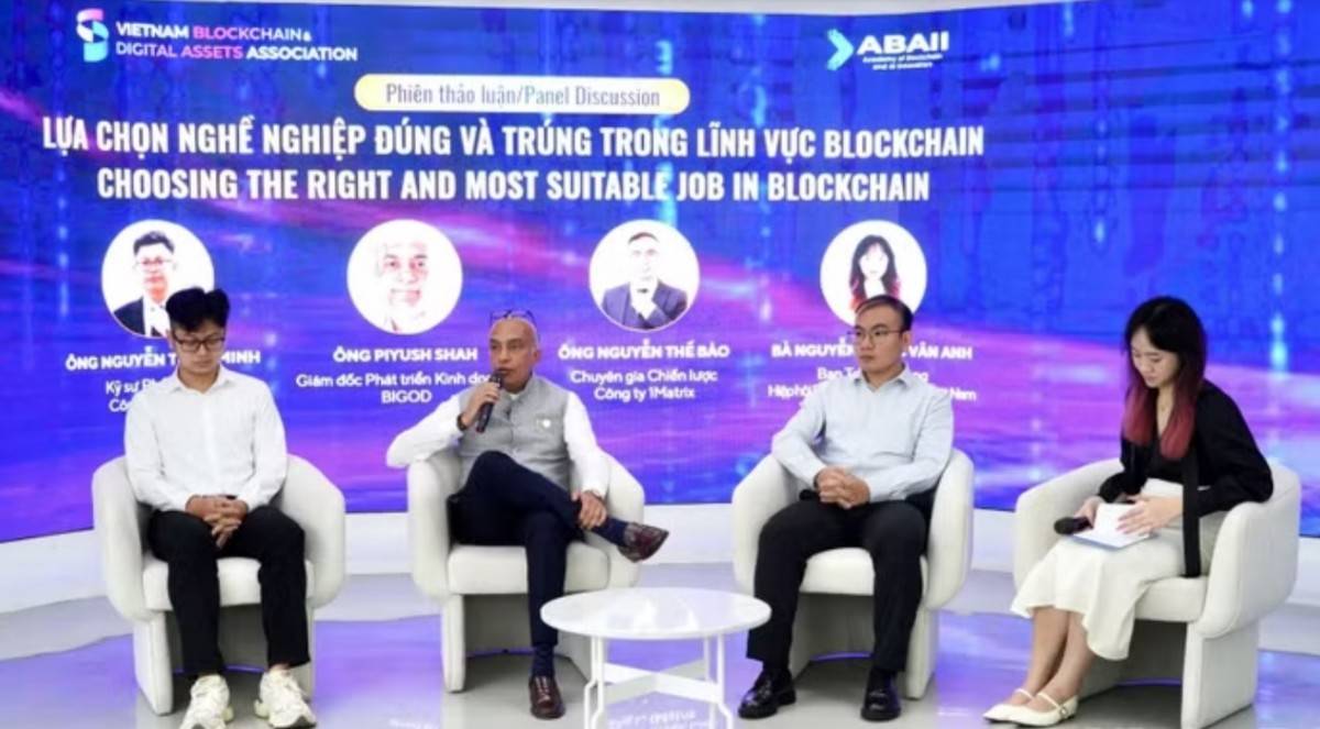 Trong ảnh từ trái qua phải: Ông Nguyễn Tuấn Minh (1Matrix), ông Piyush Shah (BIGOD), ông Nguyễn Thế Bảo (1Matrix) và bà Nguyễn Ngọc Vân Anh (VBA) cùng thảo luận về những kỹ năng sinh viên cần trang bị khi bước vào thị trường blockchain.