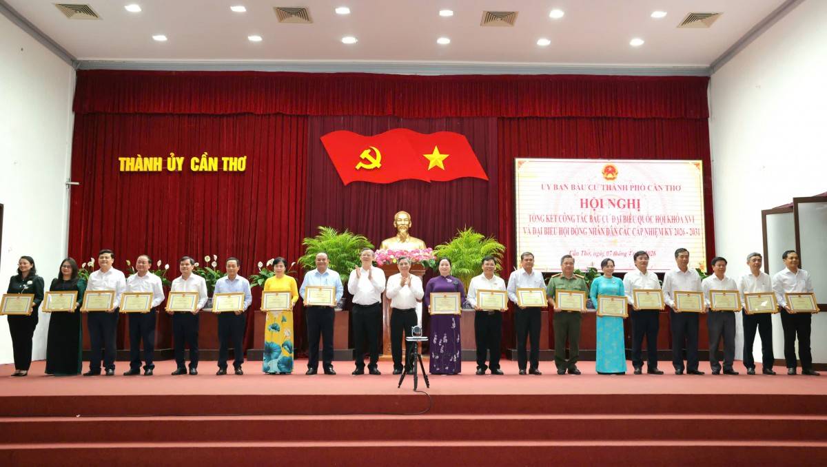 Cần Thơ: Khen thưởng gần 800 tập thể, cá nhân trong tổ chức bầu cử nhiệm kỳ 2026 - 2031 Chiều 7/4, Ủy ban Bầu cử TP Cần Thơ tổ chức Hội nghị tổng kết công tác bầu cử đại biểu Quốc hội khóa XVI và đại biểu HĐND các cấp nhiệm kỳ 2026 – 2031, ghi nhận nhiều kết quả nổi bật, đặc biệt trong công tác thông tin, tuyên truyền và cùng với sự đóng góp thành công của nhiều cá nhân và tập thể Theo báo cáo tại hội nghị, toàn thành phố đã triển khai hơn 4.790 tin, bài, phóng sự, chương trình tuyên truyền trên