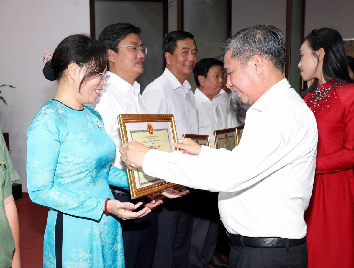 Cần Thơ: Khen thưởng gần 800 tập thể, cá nhân trong tổ chức bầu cử nhiệm kỳ 2026 - 2031 Chiều 7/4, Ủy ban Bầu cử TP Cần Thơ tổ chức Hội nghị tổng kết công tác bầu cử đại biểu Quốc hội khóa XVI và đại biểu HĐND các cấp nhiệm kỳ 2026 – 2031, ghi nhận nhiều kết quả nổi bật, đặc biệt trong công tác thông tin, tuyên truyền và cùng với sự đóng góp thành công của nhiều cá nhân và tập thể Theo báo cáo tại hội nghị, toàn thành phố đã triển khai hơn 4.790 tin, bài, phóng sự, chương trình tuyên truyền trên