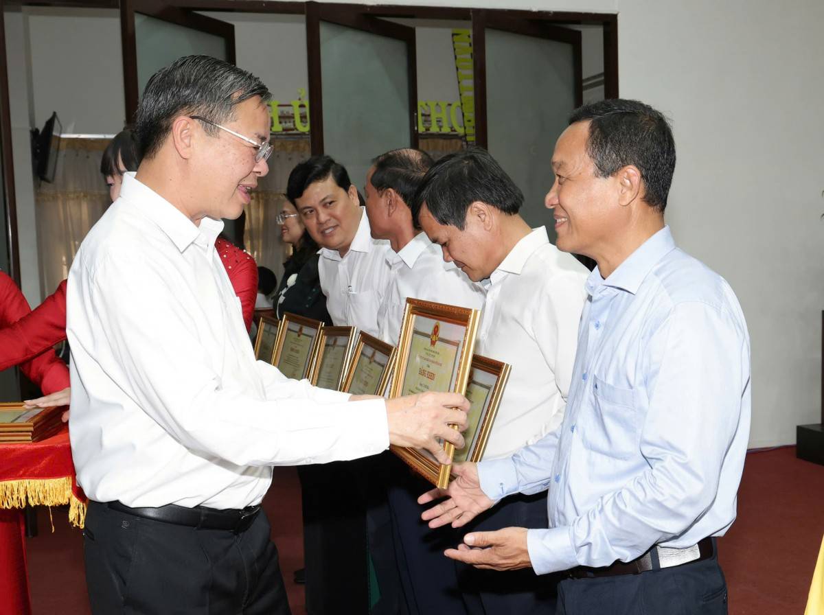 Cần Thơ: Khen thưởng gần 800 tập thể, cá nhân trong tổ chức bầu cử nhiệm kỳ 2026 - 2031 Chiều 7/4, Ủy ban Bầu cử TP Cần Thơ tổ chức Hội nghị tổng kết công tác bầu cử đại biểu Quốc hội khóa XVI và đại biểu HĐND các cấp nhiệm kỳ 2026 – 2031, ghi nhận nhiều kết quả nổi bật, đặc biệt trong công tác thông tin, tuyên truyền và cùng với sự đóng góp thành công của nhiều cá nhân và tập thể Theo báo cáo tại hội nghị, toàn thành phố đã triển khai hơn 4.790 tin, bài, phóng sự, chương trình tuyên truyền trên