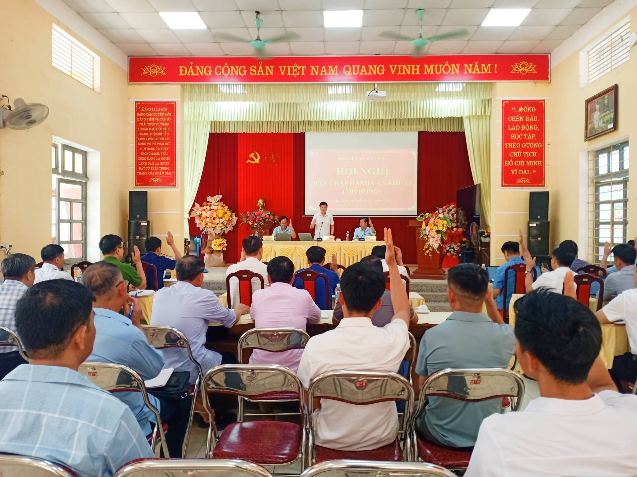 Các đại biểu tham dự hội nghị biểu quyết về chủ trương