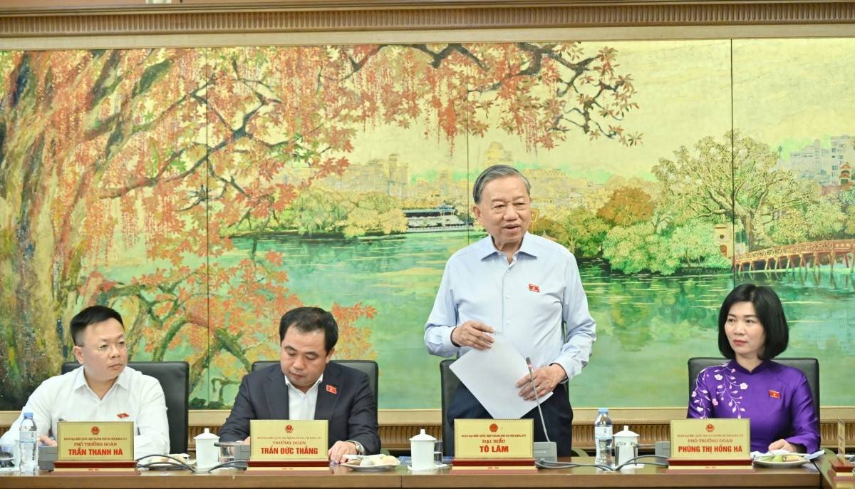 Tổng Bí thư, Chủ tịch nước Tô Lâm phát biểu tại phiên họp tổ chiều 8/4. Hai bên ông là Bí thư Thành ủy Hà Nội Trần Đức Thắng và Chủ tịch Hội đồng nhân dân thành phố Phùng Thị Hồng Hà