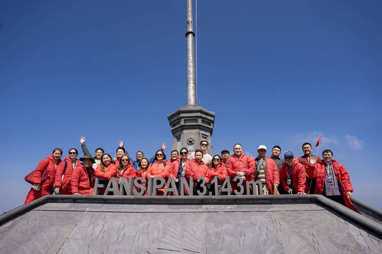 Du khách trải nghiệm các sản phẩm du lịch tại Quần thể du lịch cáp treo Fansipan