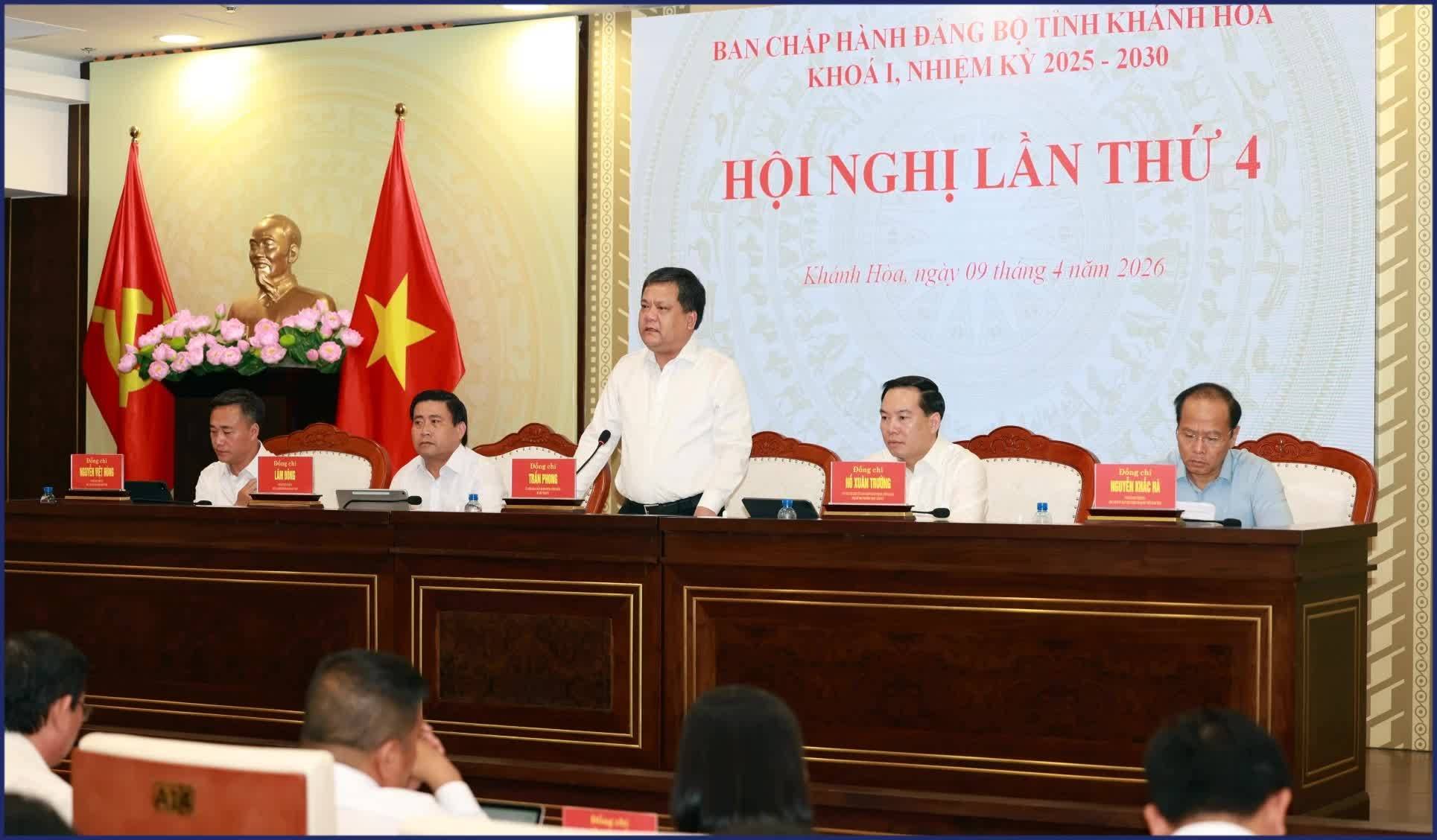 Khánh Hòa họp bàn về phát triển du lịch trở thành ngành kinh tế mũi nhọn