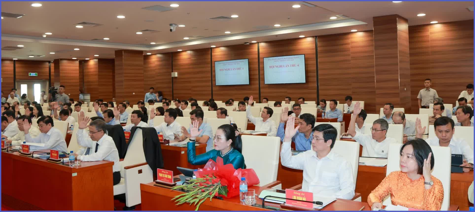 Khánh Hòa họp bàn về phát triển du lịch trở thành ngành kinh tế mũi nhọn