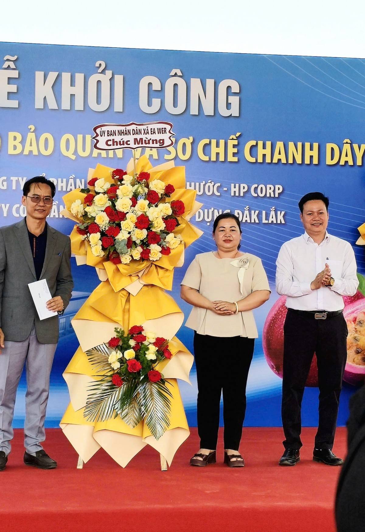 Lãnh đạo Đảng ủy, UBND xã Ea Wer tặng hoa chúc mừng chủ đầu tư khởi công dự án. 