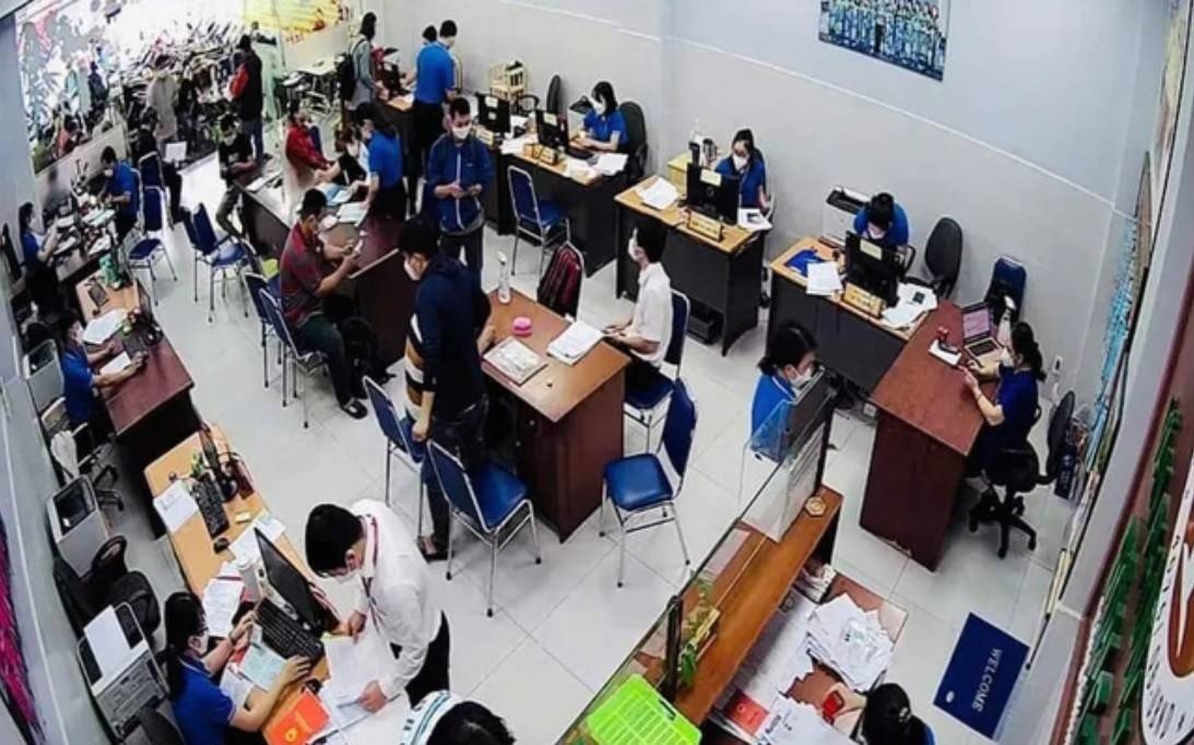 Khung cảnh bận rôn tại một phòng công chứng trên địa bàn TP. Hà Nội.