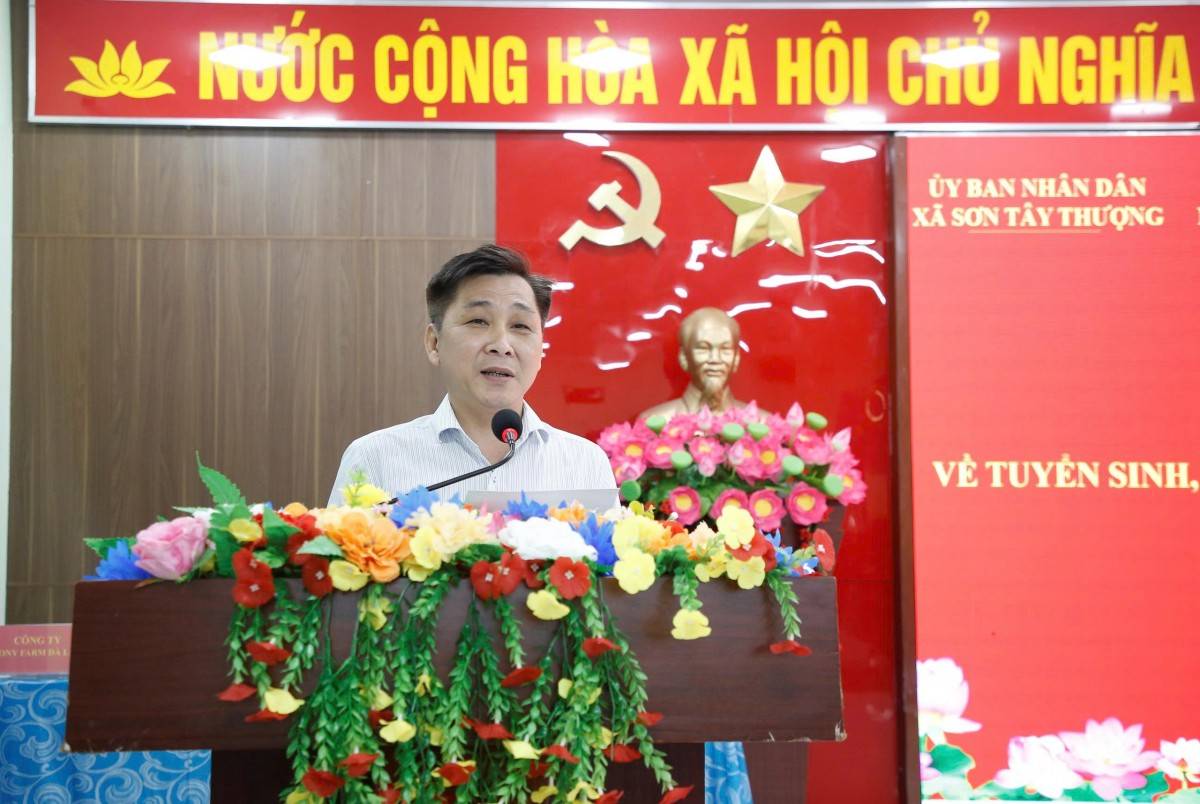 Ông Trần Hoài Thu – Bí thư Đảng ủy, Chủ tịch HĐND xã khẳng định quyết tâm của chính quyền địa phương trong việc tham gia trực tiếp vào quá trình phát triển nguồn nhân lực tại buổi lễ